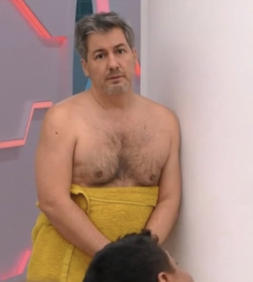 Só um homem pode agarrar aquela equipa.
Tem curso de treinador e toma banho em balneários públicos.