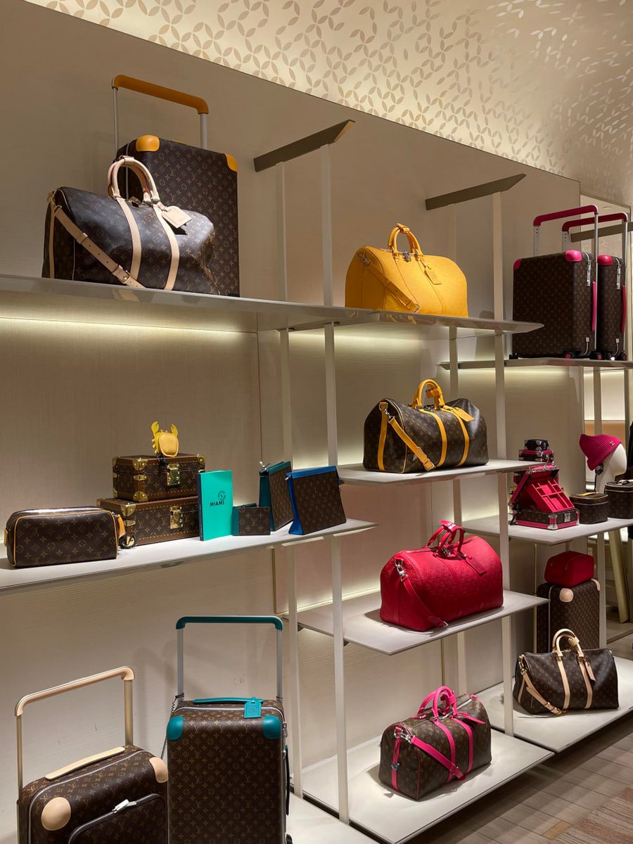 komplex06's tweet image. Wrap up your day with a little retail therapy. Treat yourself tonight—because every great evening starts with the perfect shopping ! 🛍✨