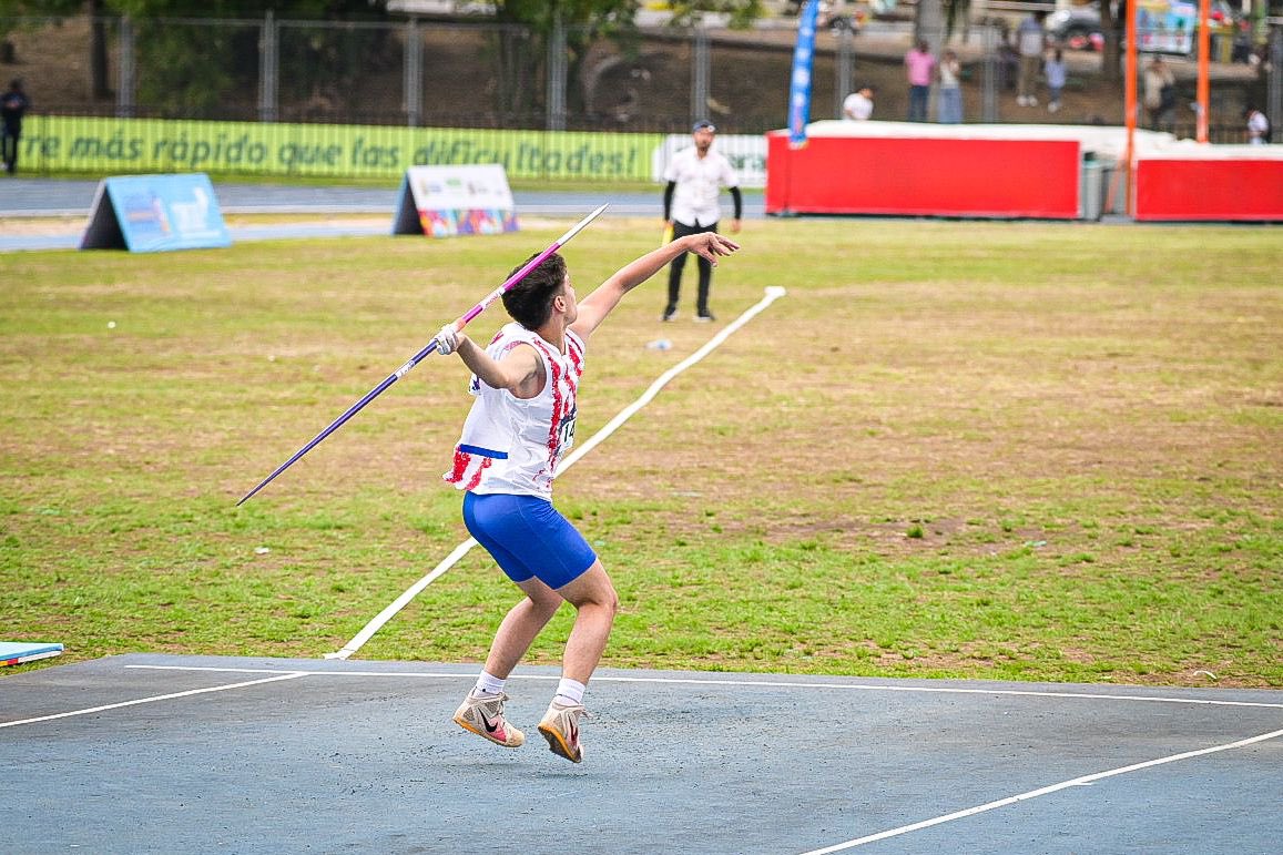 FPAOficial's tweet photo. ¡MEDALLA DE ORO ESCOLAR! 🥇🇵🇾

Con un lanzamiento de 58.03 metros, Enzo Sisa se consagra como Campeón Sudamericano Escolar en la prueba del lanzamiento de jabalina. 

¡MUCHAS FELICIDADES ENZO! 🤩

📸 @sndpy https://t.co/jCBkVFrZpz