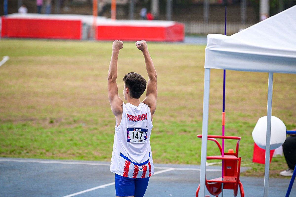 FPAOficial's tweet photo. ¡MEDALLA DE ORO ESCOLAR! 🥇🇵🇾

Con un lanzamiento de 58.03 metros, Enzo Sisa se consagra como Campeón Sudamericano Escolar en la prueba del lanzamiento de jabalina. 

¡MUCHAS FELICIDADES ENZO! 🤩

📸 @sndpy https://t.co/jCBkVFrZpz
