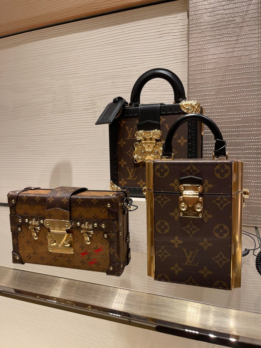 komplex06's tweet image. Wrap up your day with a little retail therapy. Treat yourself tonight—because every great evening starts with the perfect shopping ! 🛍✨