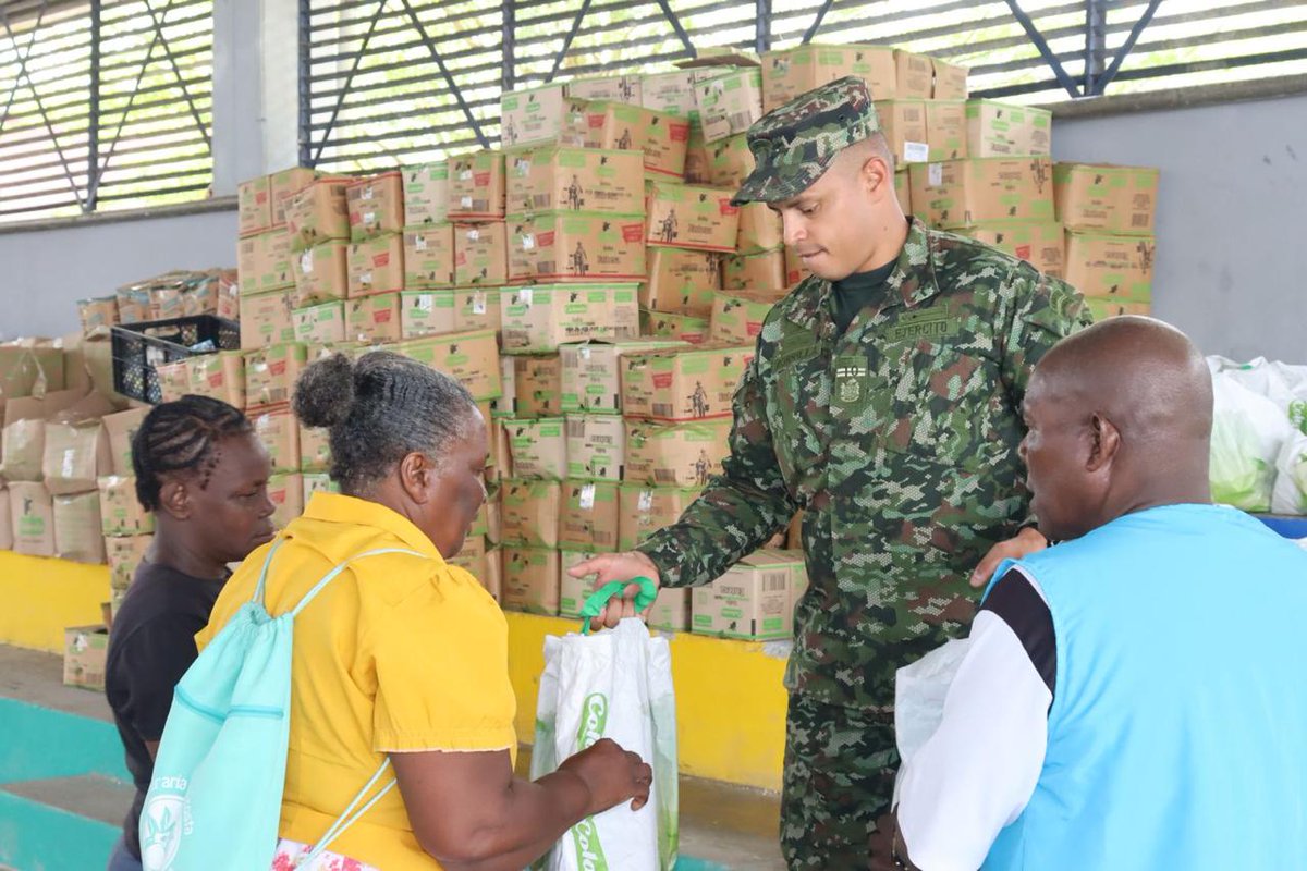 Ejercito_Div7's tweet photo. Con apoyo de @ColantaOficial, @postobonoficial, @Laproff_SA y el Banco de Alimentos de Medellín, el @COL_EJERCITO y su programa #FeEnColombia llevaron más de 15 toneladas de ayuda humanitaria hasta Chocó, con el fin de mitigar los impactos de la ola invernal
#PatriaHonorLealtad https://t.co/ckIkaIbRhZ
