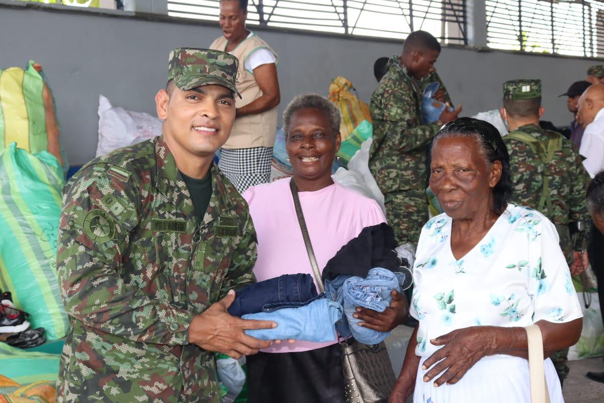 Ejercito_Div7's tweet photo. Con apoyo de @ColantaOficial, @postobonoficial, @Laproff_SA y el Banco de Alimentos de Medellín, el @COL_EJERCITO y su programa #FeEnColombia llevaron más de 15 toneladas de ayuda humanitaria hasta Chocó, con el fin de mitigar los impactos de la ola invernal
#PatriaHonorLealtad https://t.co/ckIkaIbRhZ