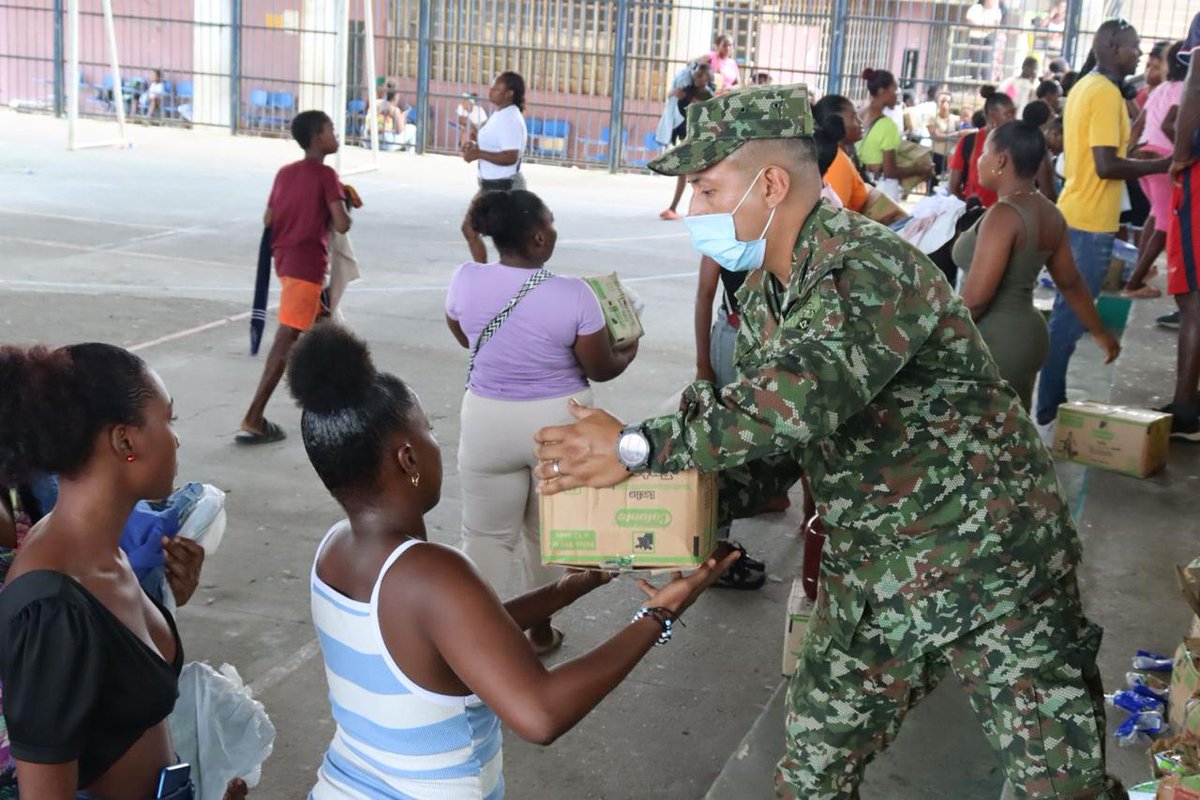 Ejercito_Div7's tweet photo. Con apoyo de @ColantaOficial, @postobonoficial, @Laproff_SA y el Banco de Alimentos de Medellín, el @COL_EJERCITO y su programa #FeEnColombia llevaron más de 15 toneladas de ayuda humanitaria hasta Chocó, con el fin de mitigar los impactos de la ola invernal
#PatriaHonorLealtad https://t.co/ckIkaIbRhZ