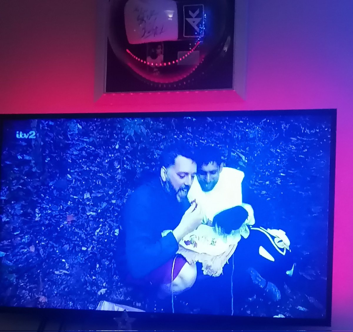 LisaFurlong84's tweet photo. They just showed the @amirkingkhan  strawberry gate clip on celeb unpacked show 🤣🍓  which got my vote, hope it wins classic clip moment. #SoFunny  #KhanOnTv #ImACeleb #MySignedKhanGloveAboveMyTv 🥊 https://t.co/oJ4CUjf2Kv