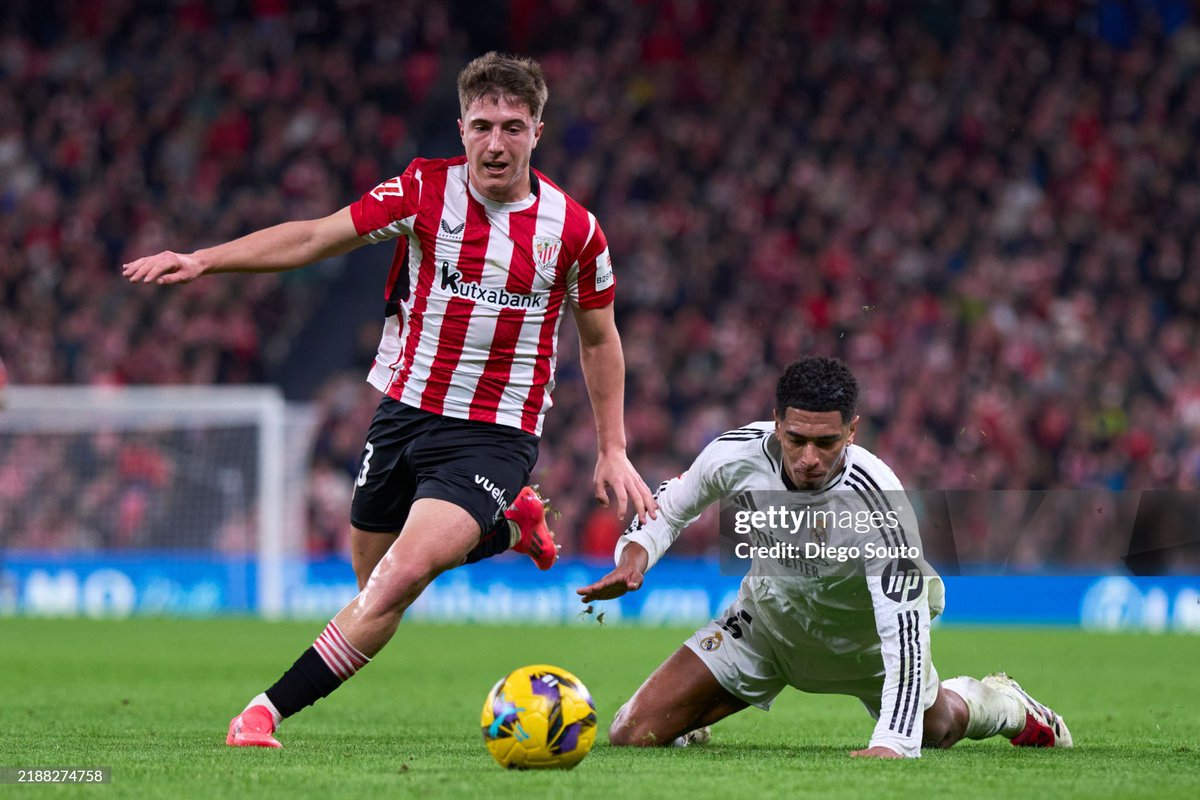 En esta foto está uno de los mejores centrocampistas del mundo. Descaro, creación de juego, jugador muy completo.

El otro es Bellingham