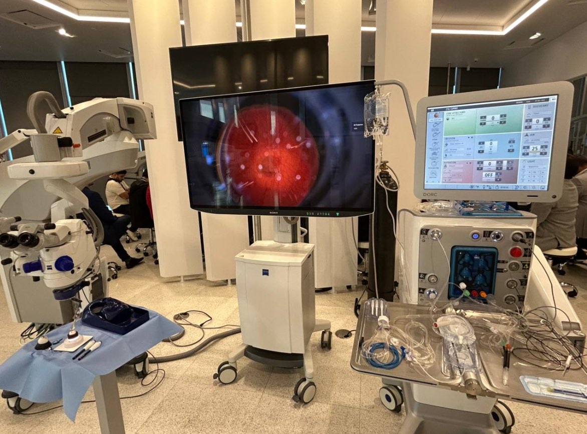 Demás especialidades: pues que tan complicado pueden ser las cirugías de oftalmo , solo es un ojo . Oftalmo: