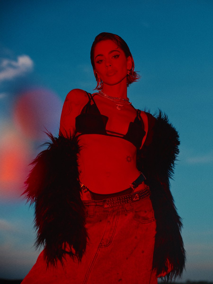 MStoesselBR's tweet photo. ELA ESTÁ VOLTANDO! Daqui a pouco, às 21h, TINI lança seu mais novo single, “el cielo”, abrindo sua nova era!

OLHEM O CÉU https://t.co/WvEgXipqCH