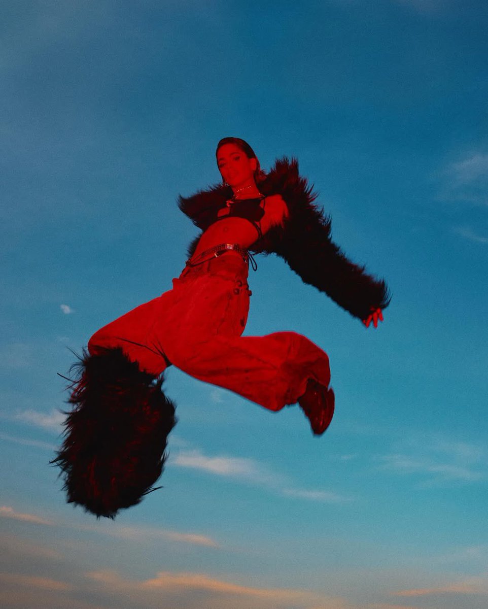 MStoesselBR's tweet photo. ELA ESTÁ VOLTANDO! Daqui a pouco, às 21h, TINI lança seu mais novo single, “el cielo”, abrindo sua nova era!

OLHEM O CÉU https://t.co/WvEgXipqCH