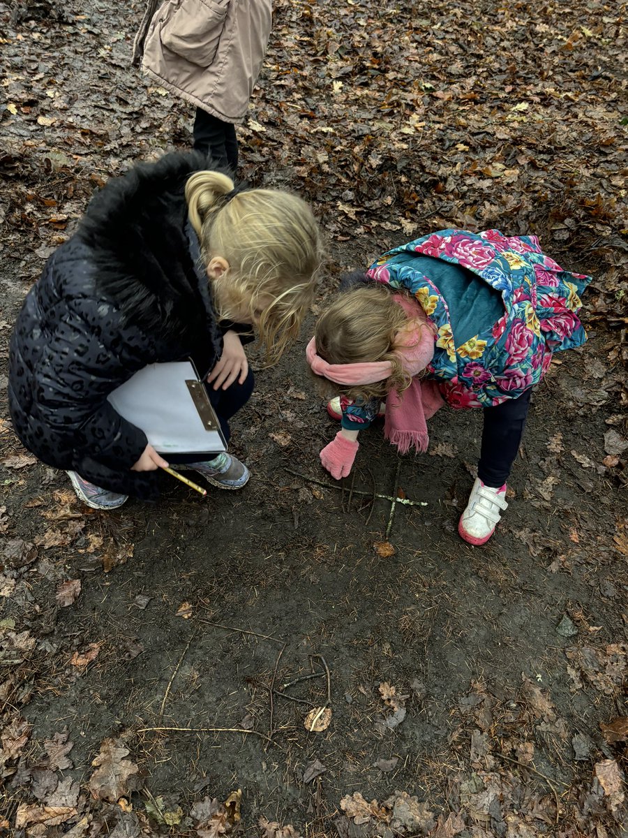 Excellent teamwork on display today during outdoor learning. Working together to find natural materials and recreate the Christmas themed images on their task sheets. 🎄🎁⭐️