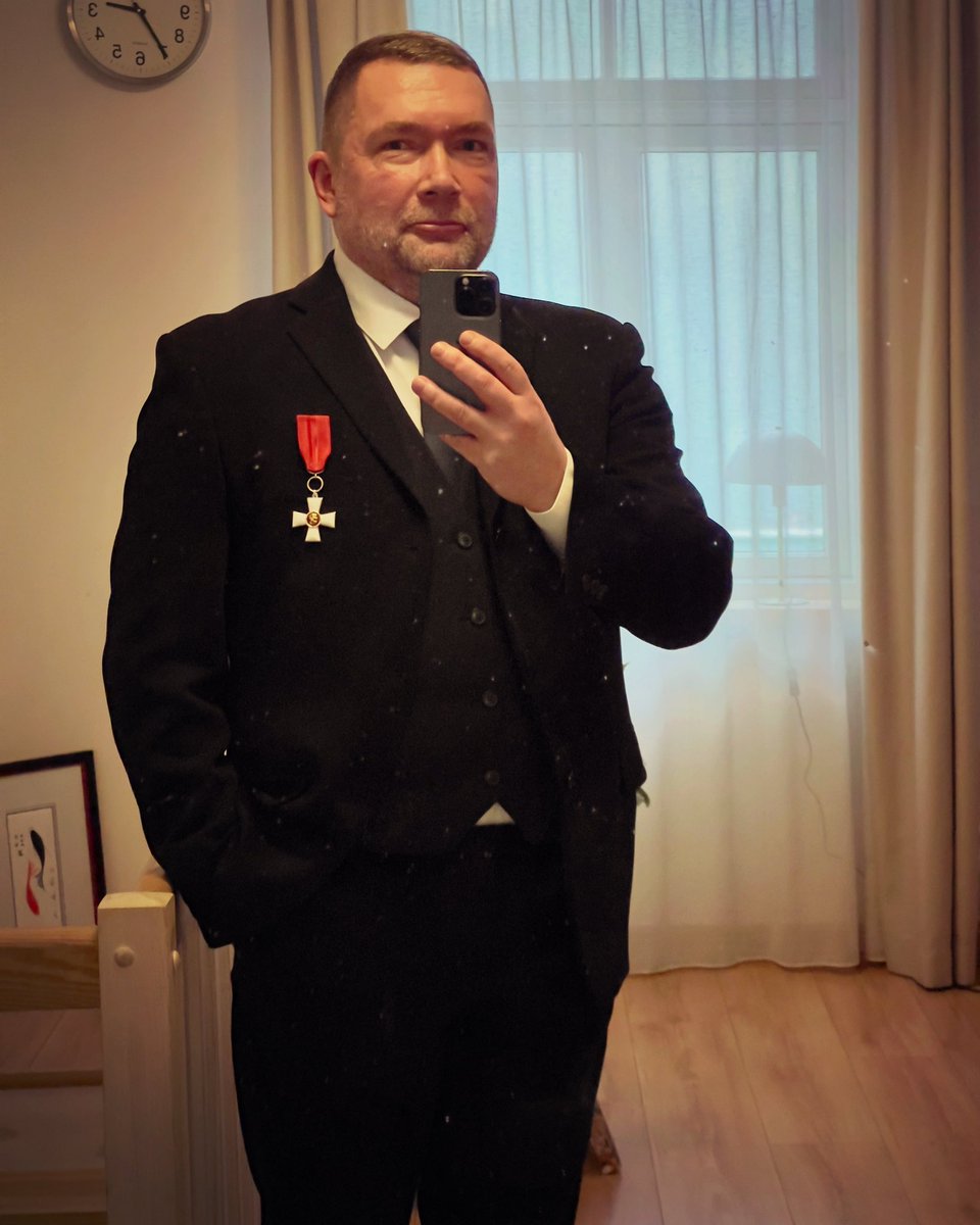 rainkooli's tweet image. Lähdin @FinEmbTallinn:an #itsenäisyyspäivä:n vastaanotolle taksissa, jossa matkustajan paikalla oli kyltti "#Viro ei ole äidinkieleni, mutta opettelen sitä. Palvelen sinua kielillä 🇺🇦🇬🇧🇷🇺." Matkan päätteeksi vaihdettiin #SlavaUkraini – #HeroyamSlava. Muistutus siitä, että joskus…