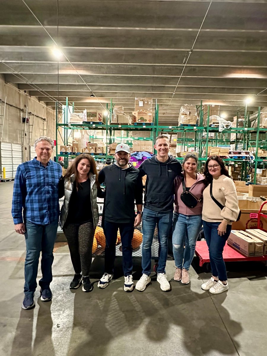 TPxComm's tweet image. Our team in Denver, Colorado did an amazing job volunteering at the Denver Rescue Mission! 

This incredible organization is dedicated to addressing homelessness in the area. Our team spent the day in the warehouse sorting and organizing donations. #DaysofService #WeAreTPx