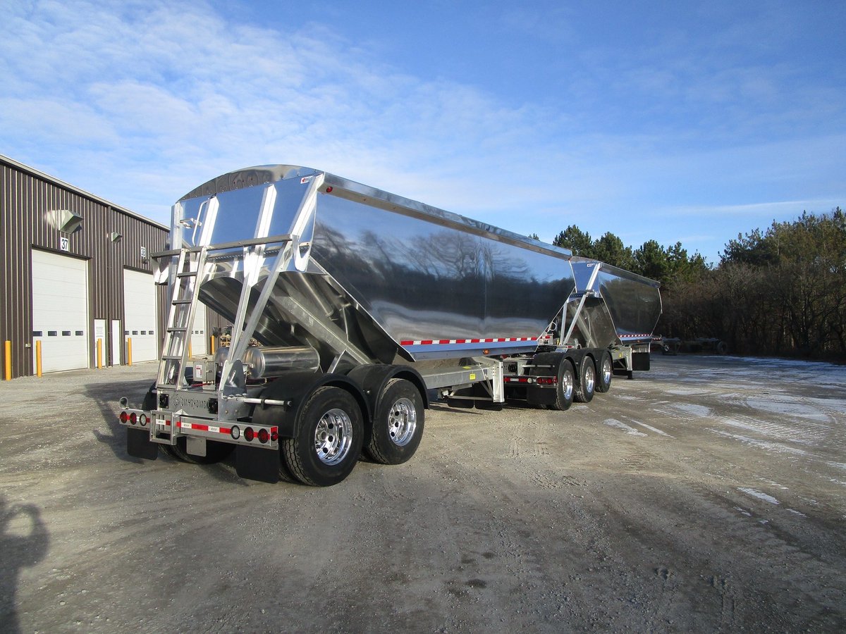 SpecializedTrl's tweet photo. Our New DIAMONDBACK all aluminum B-Train Grain Hoppers #grain #graintrailers https://t.co/8Xy4DFKsqN