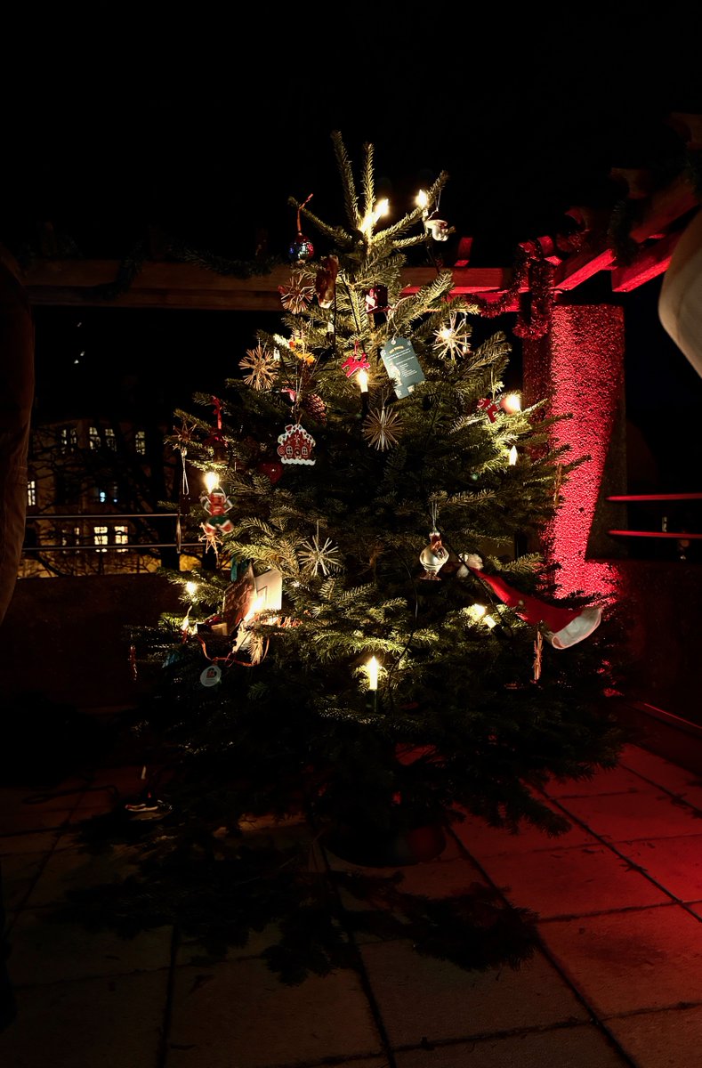 Heute war #StiftungsApéro in der Nikolaus Edition, wir schmückten erst gemeinsam mit unseren Gästen einen Weihnachtsbaum (jeder brachte etwas mit), danach sangen wir im Chor O Tannenbaum. DANKE an alle, die dabei waren. stiftungsapero.de #hiernetzwerkenstiftungsmenschen