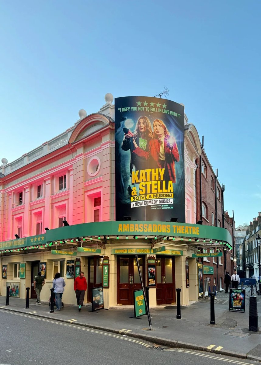 orientalli's tweet image. A bustling entrance for "Harry Potter and the Cursed Child" at a theater with iconic signage and eager attendees.