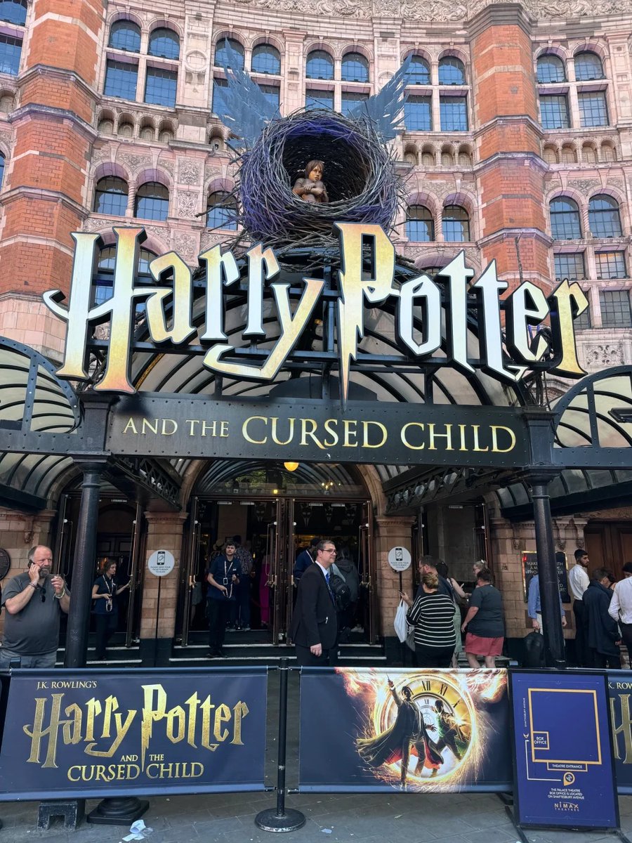 orientalli's tweet image. A bustling entrance for "Harry Potter and the Cursed Child" at a theater with iconic signage and eager attendees.