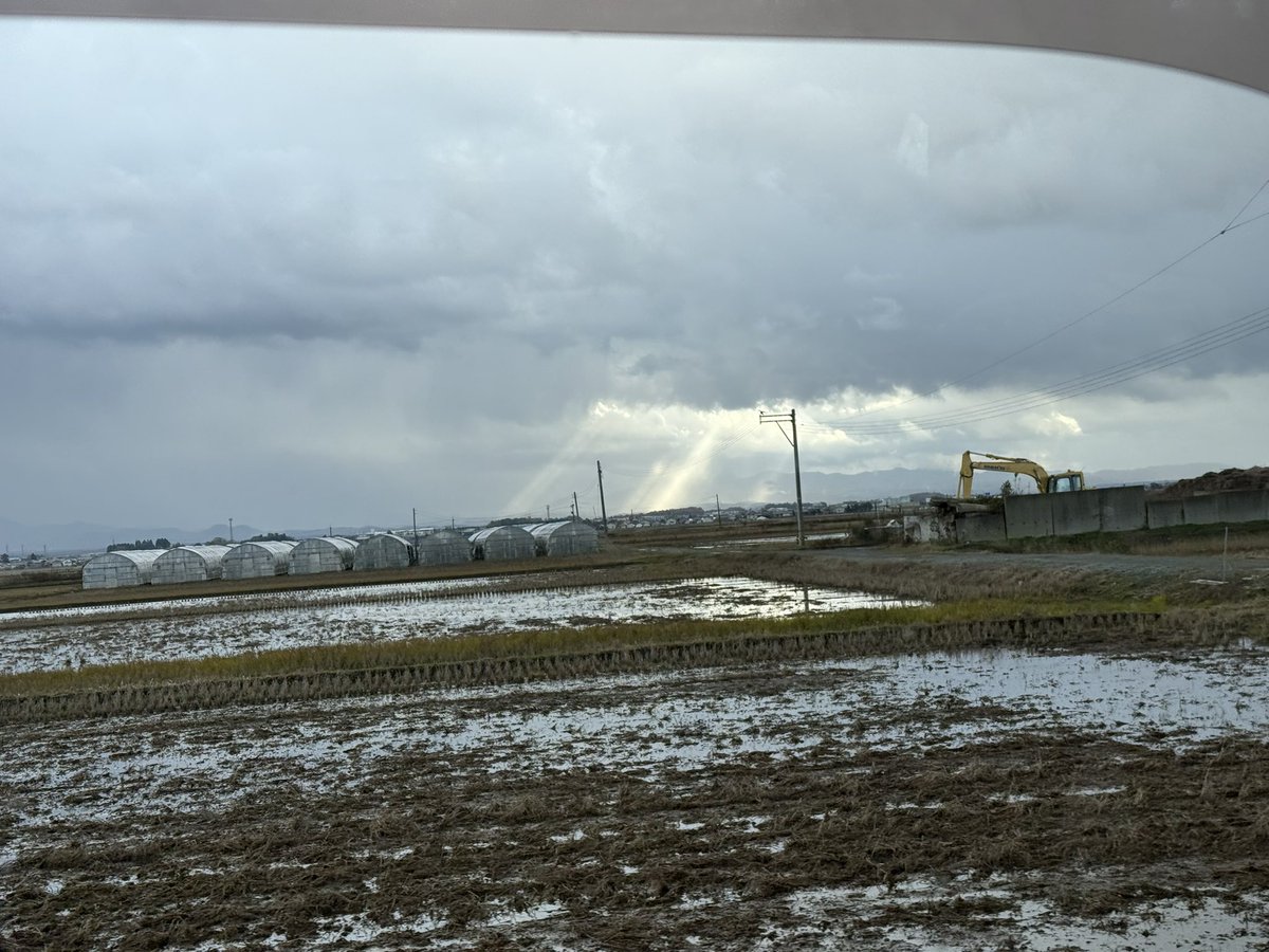 cr_eguchi's tweet photo. おはようございます
小松は☔️
でもこんな風に雲の切れ目から太陽が出ている風景は
得も言われぬ美しさです✨
さて金曜日
頑張っていきましょ💪 https://t.co/xqj32S67ji