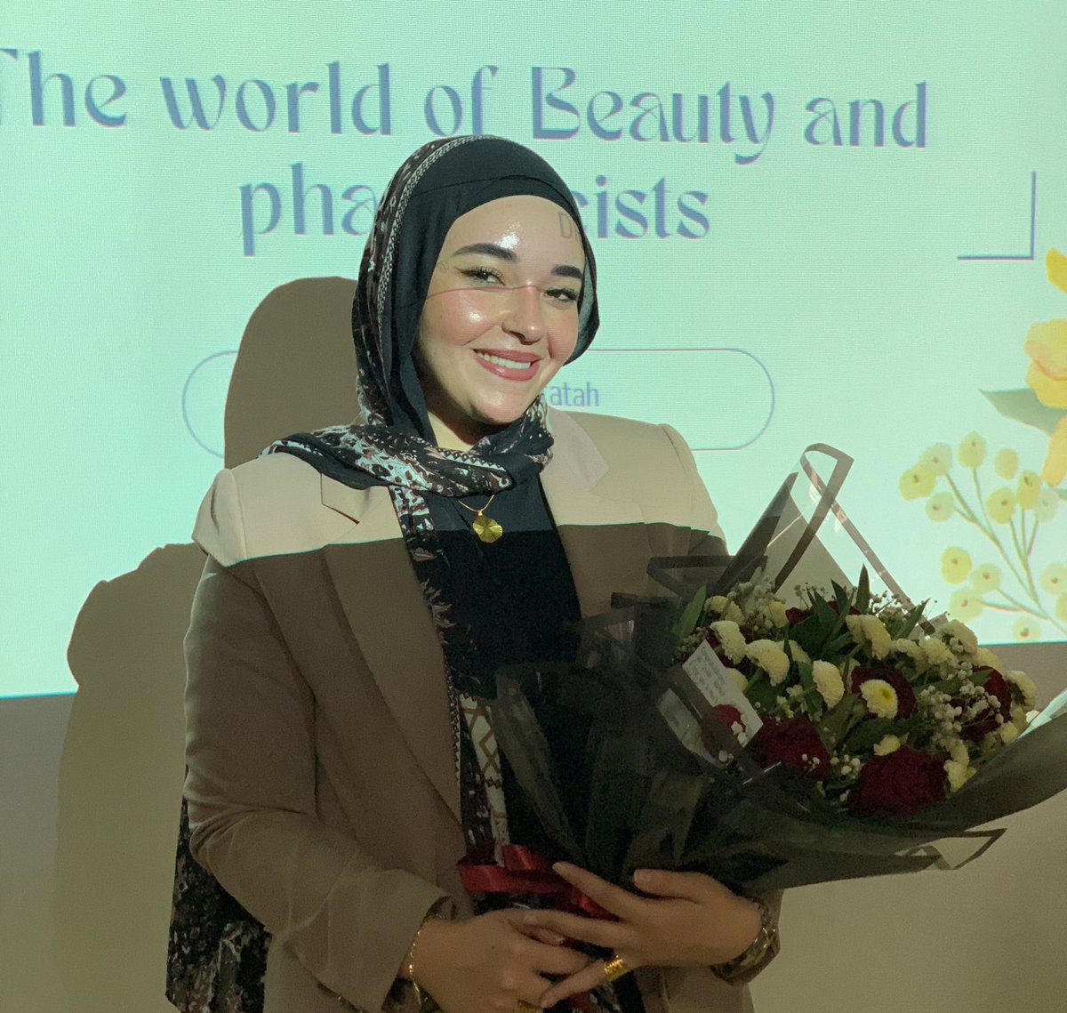 urfavclouds's tweet photo. دكتور ثوثو رجعت الجامعة بس المرادي مش طالبة ،
المرادي دكتورة بتشرح للطلبة 😭💞💞 https://t.co/KpkjSQ2yq9
