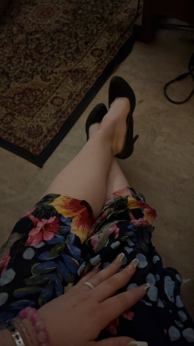 BenefieldMadi's tweet photo. Where are my heel guys?? #nsfwtwtًً #heels #mommy #domme #femdomme #nsfwtwtً https://t.co/tibp4paEPD