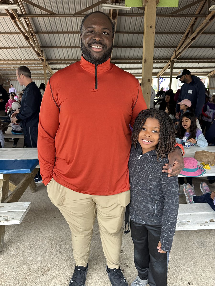 SierraJoseph15's tweet photo. Be the PARENTS that SHOW UP!
We came, we saw…we chaperoned!!

Be passionate about what you do but remember you are totally replaceable at work. Kids will always remember who showed up.❤️ @CoachJosephFB #FieldTrip #chaperones #TeamJoseph #presentfather #FBISDfamily https://t.co/RJdcLgWyS4