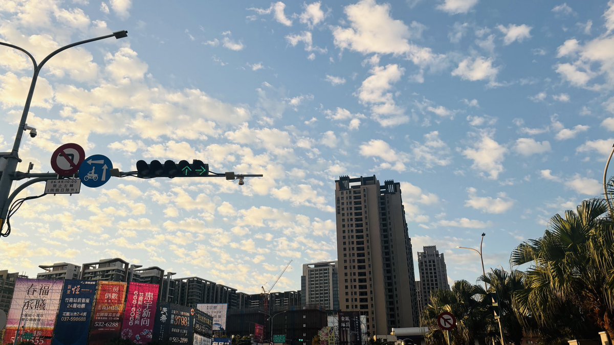 tipsyariel's tweet photo. 今天上班途中天空的雲，好像渲染上去的
軟軟綿綿感覺很可愛，心情也不自覺好起來 https://t.co/AtWeaseYUo