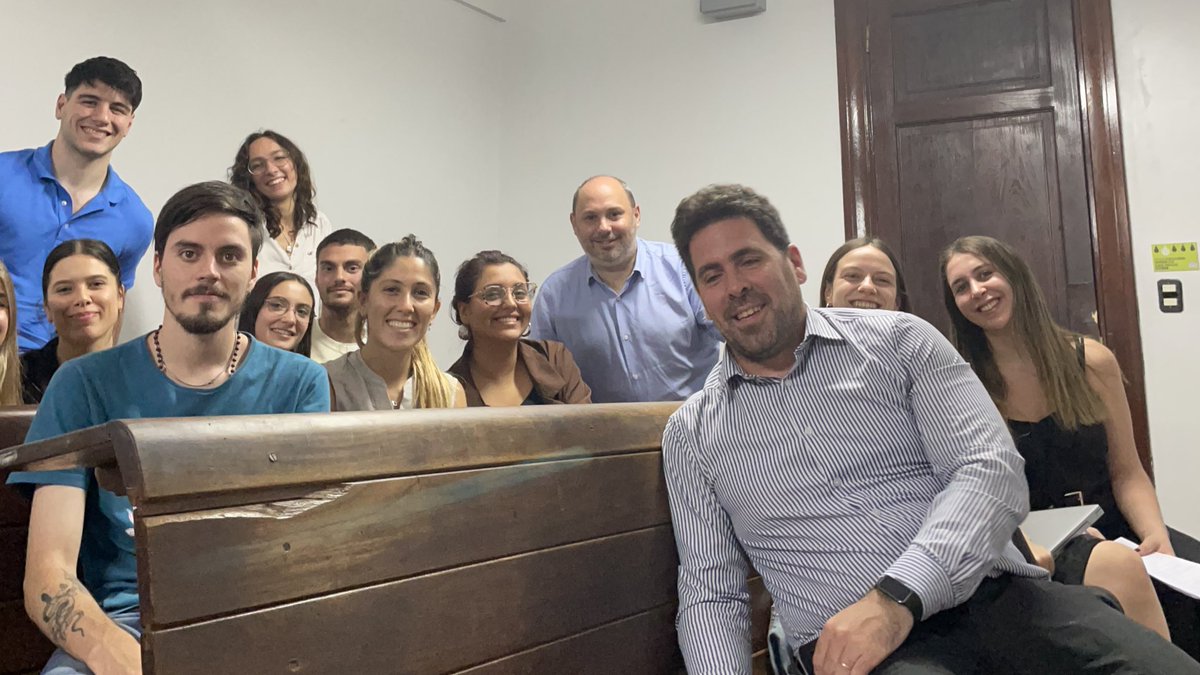Muy contento de culminar con <a href="/Hernanelman/">Hernan Elman</a> otro bimestre de nuestra materia “Marco jurídico del conflicto árabe-palestino-israelí” en <a href="/DerechoUBA/">Facultad de Derecho</a>. Una oportunidad de trabajar con estudiantes en los matices de un conflicto tan triste como complejo, con sentido crítico y amplitud.