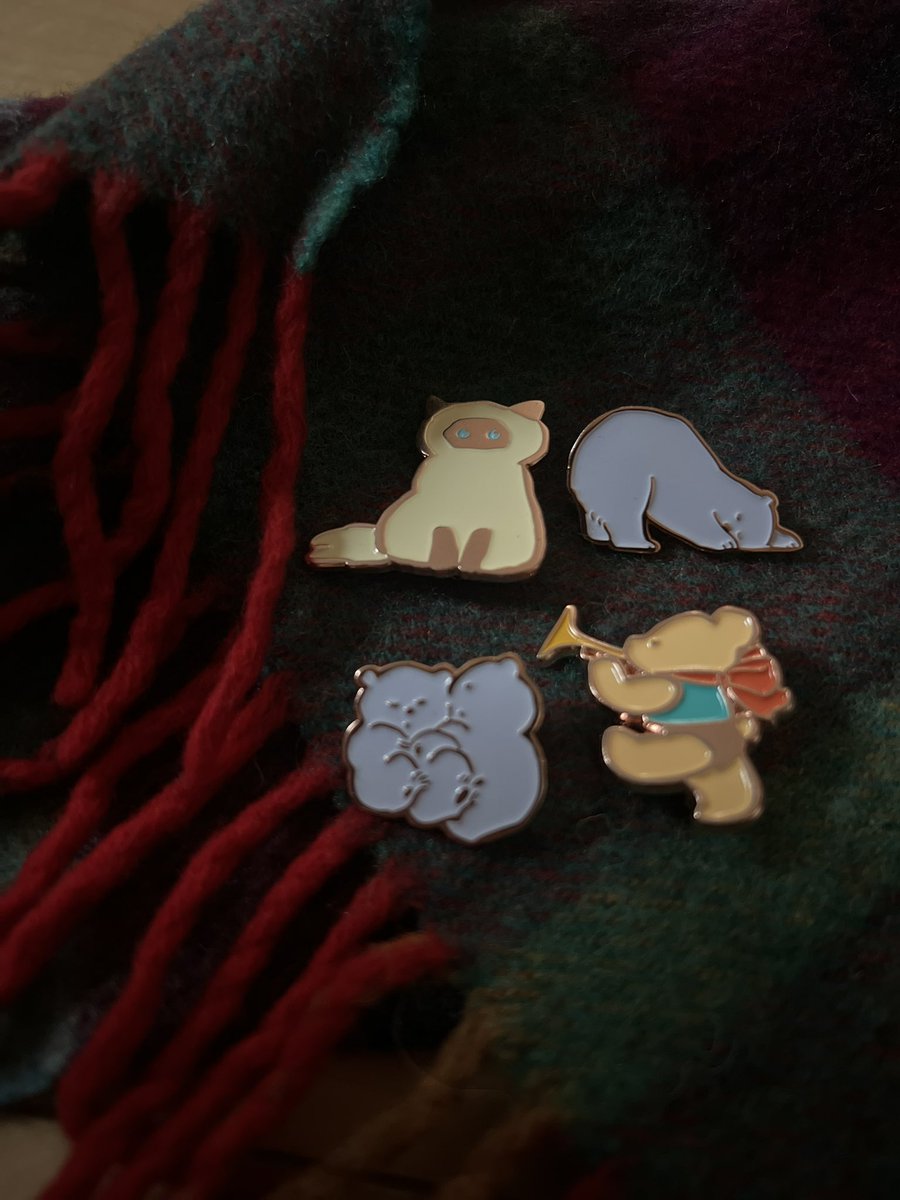 「ニットに似合うピンズたちも個展に並びます(ラッパクマのみないです)きらりと輝くゴ」|ももろ　4／20発売絵本「パンダのパクパクきせつのごはん」のイラスト