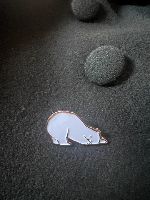 ニットに似合うピンズたちも個展に並びます(ラッパクマのみないです)きらりと輝くゴールド、つけて帰ってもらえたら嬉しいです 