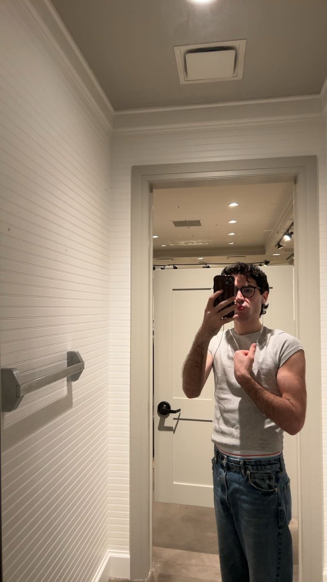 etrnalslutshine's tweet photo. mirror selfie 2024 WRAPPED: the highest of art https://t.co/8qjWYBvZKO