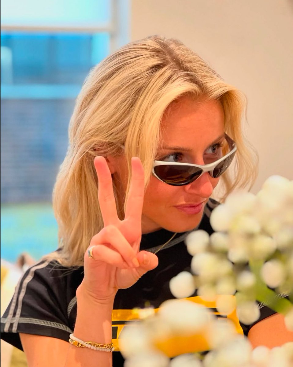 ofcomposure's tweet image. leahmatthewss posted: ✌️