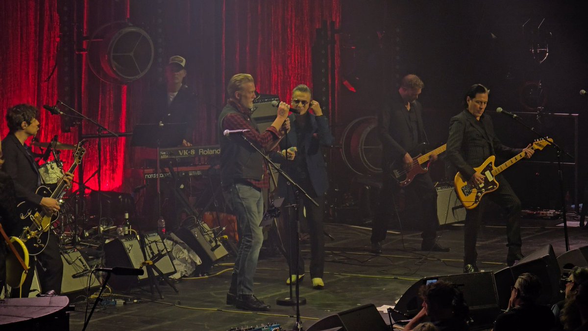 Rattlesnake7's tweet photo. #DaveGahan and #Joshhomme @ Mark Lanegan 60 A Celebration Tribute. https://t.co/CRdVeSbqc7