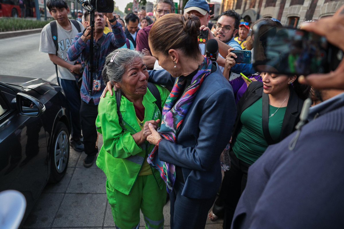 YosoyPedrero's tweet image. La Foto del día 📷: Después de reunirse con los empresarios más poderosos de México la Presidenta @Claudiashein abraza a una trabajadora de limpieza de la CDMX.

El poder es humildad y Sheinbaum lo tiene claro.