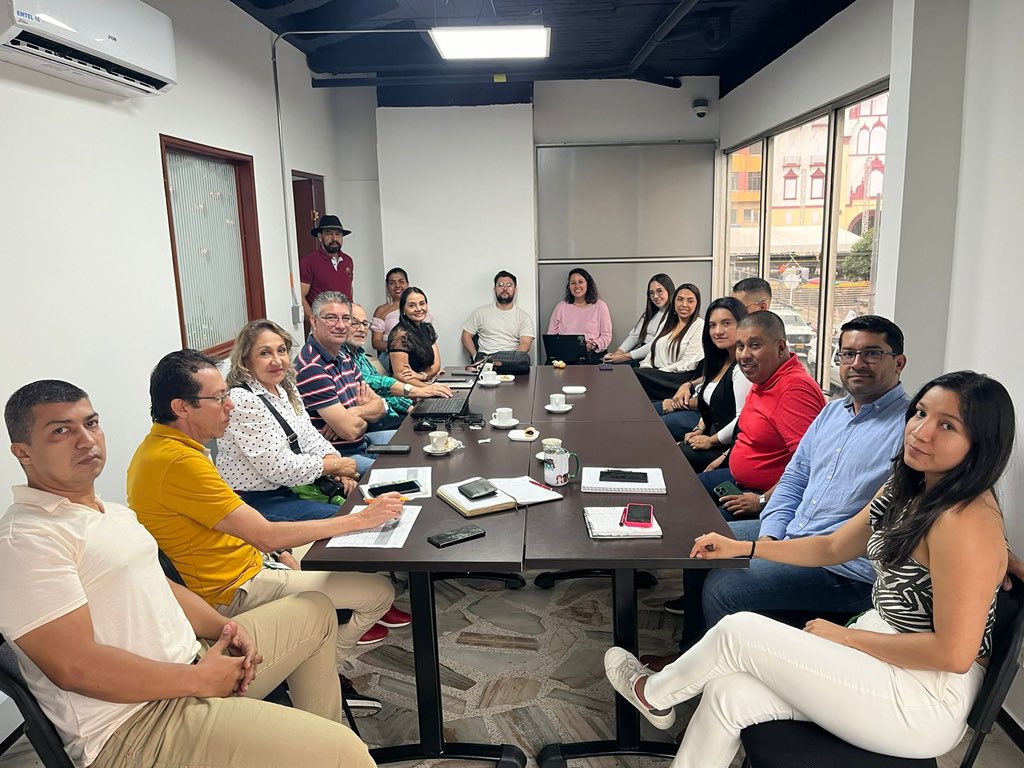 URestitucion's tweet photo. En Cali 📍 la #URT y la @DefensoriaCol regional #ValleDelCauca, en jornada de trabajo sostuvo la reunión de mesa bilateral de trabajo, donde se hizo seguimiento a los procesos no decididos (sucesiones, liquidaciones de sociedades conyugales, etc) y de atención a los segundos ocupantes reconocidos en las sentencias, en las cuales la defensoria del pueblo tiene la representación judicial, en esta reunión se abordaron más de ✅30 casos para el Valle del Cauca.