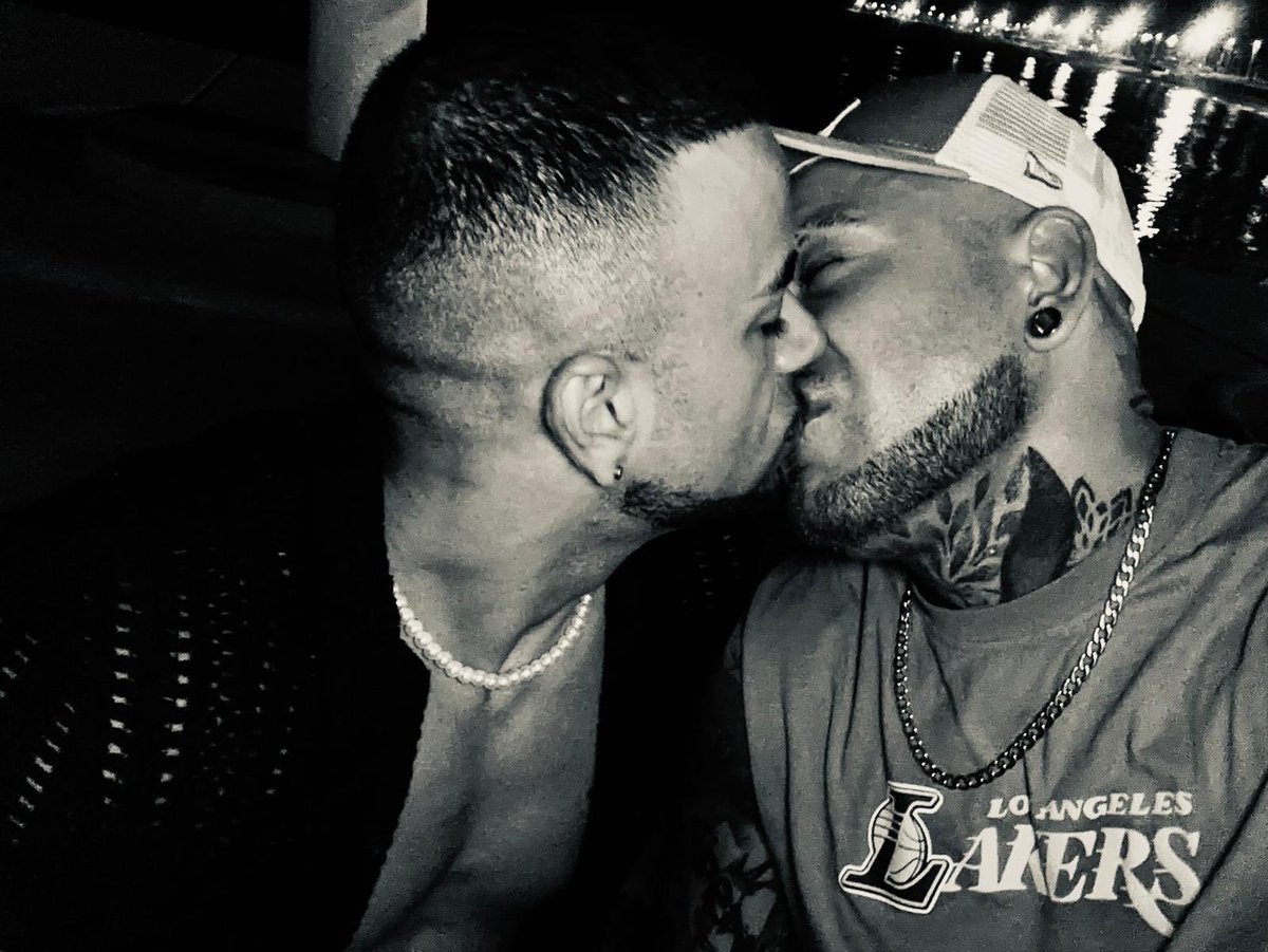 couplelord's tweet photo. ¿Os gustan los besos tanto como a nosotros? 💋 #gay #gaylove #gaykiss 
Os esperamos mañana donde siempre @cam4_gay https://t.co/mw45JYMxHc