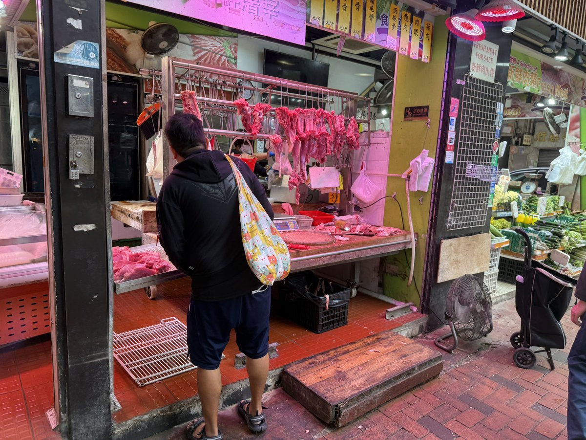 BDFE69175117's tweet photo. 香港いろいろ違ってすごいですね
街中のお肉屋さんが肉切り包丁持ちながら店頭で切ってたり…(o_o)
そしてスヌーピーと今コラボ中なのか沢山いました、スヌーピー
ご飯は目玉焼き、青梗菜の茹でたやつに豚の角切りの甘辛のやつとかエビワンタン麺とかも食べました！この極細麺個人的には苦手でした… https://t.co/wDZGmxB0Mh