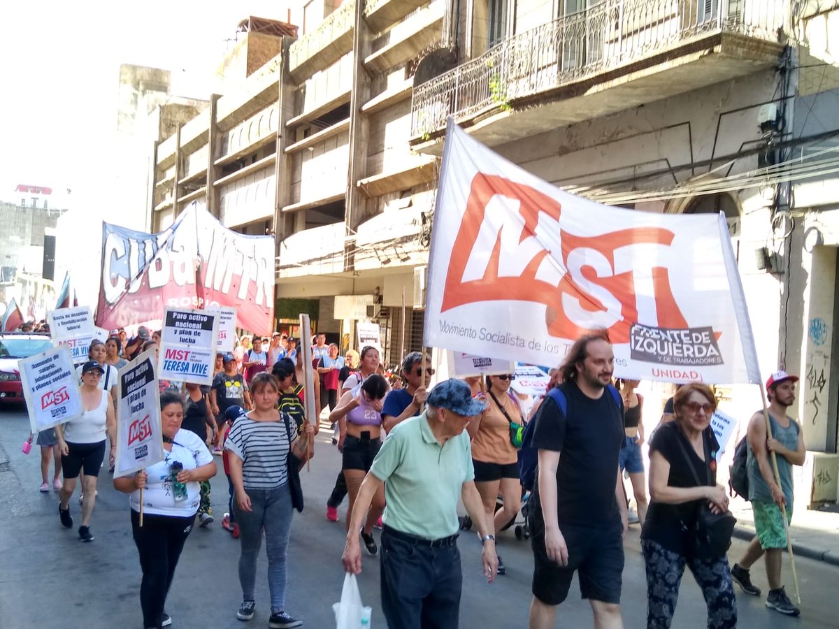 #Rosario movilización de sindicatos, trabajadores aceiteros  y movimientos sociales. Frente al abandono de la CGT es necesario seguir en la calle, en unidad, coordinando desde abajo un plan de lucha con continuidad y fortalecerlo junto con la izquierda.