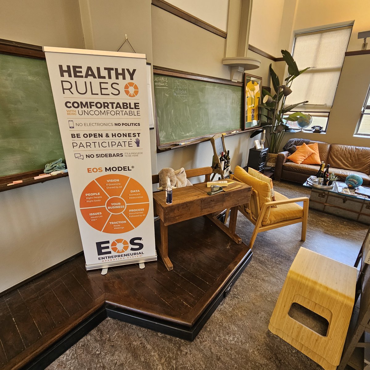 Steven_EOS's tweet image. Not long ago I dropped in to collaborate with Colin in his beautiful session room.
What an amazing space he has, truly unique.
One of a kind, like the man himself!

#EOSworldwide #clarifysimplifyachieve