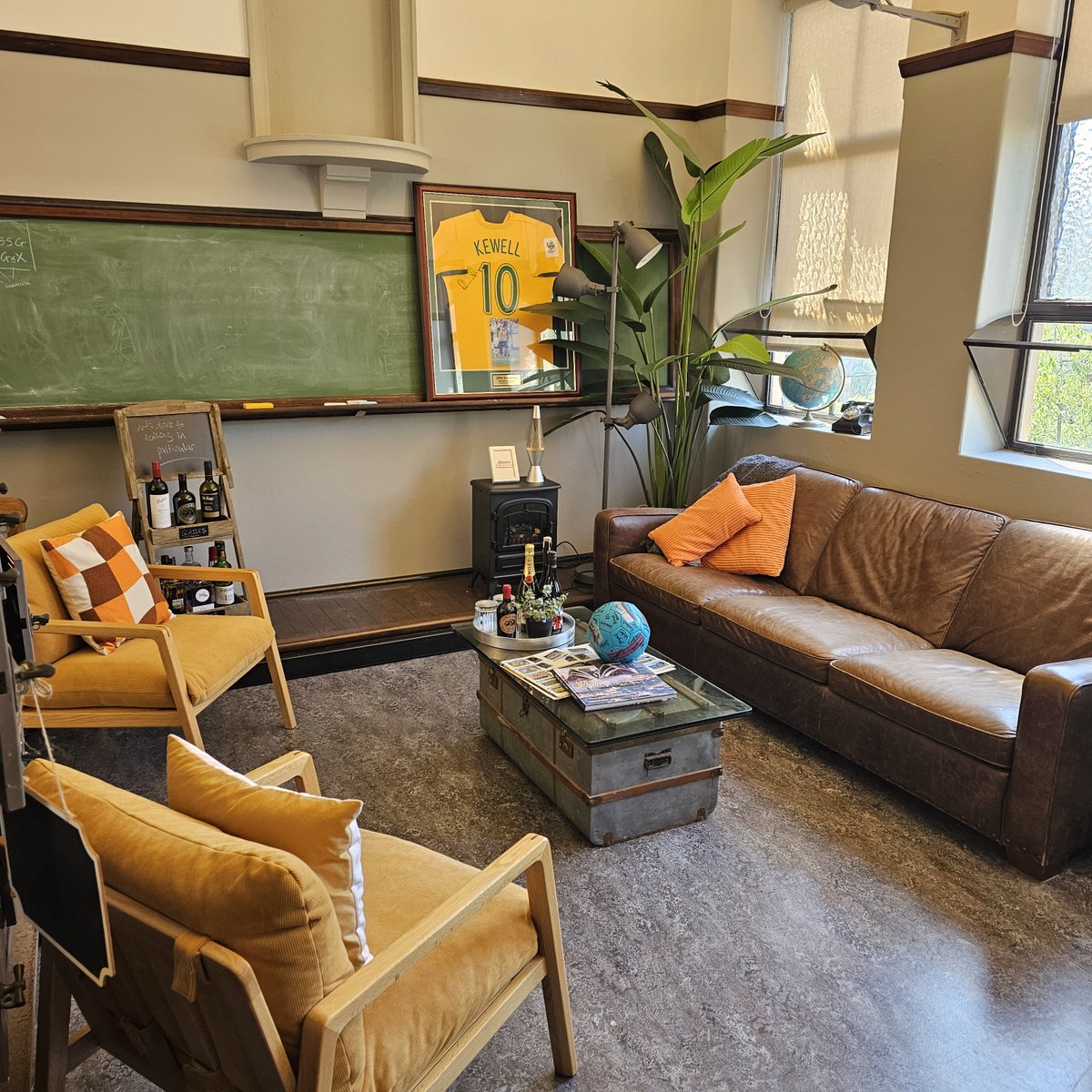 Steven_EOS's tweet image. Not long ago I dropped in to collaborate with Colin in his beautiful session room.
What an amazing space he has, truly unique.
One of a kind, like the man himself!

#EOSworldwide #clarifysimplifyachieve