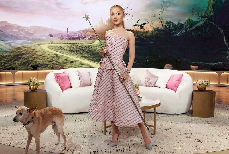 OMG Ariana and Toulouse are so cute here
