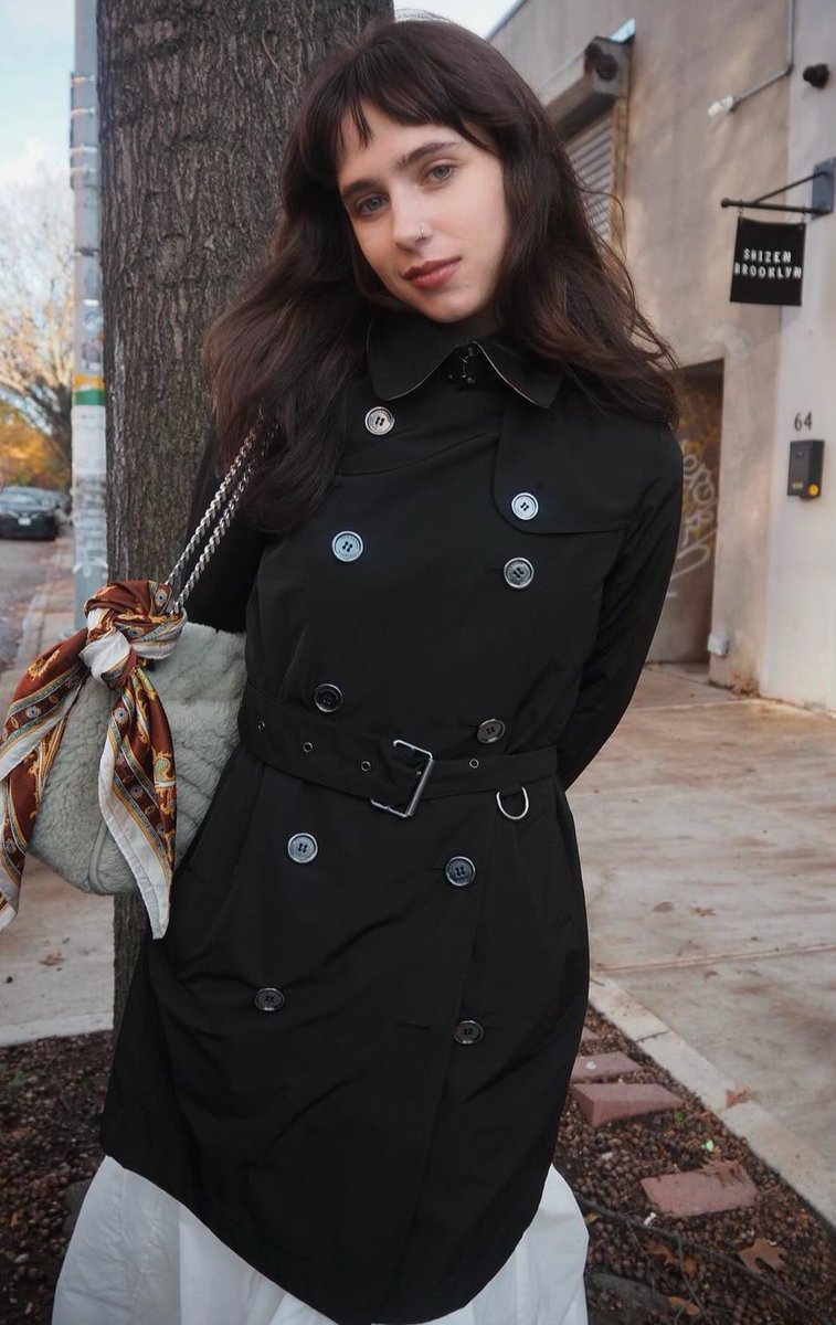 marllssss's tweet photo. Trench coat buttoned to the TOP https://t.co/U9Y6VSqlIw