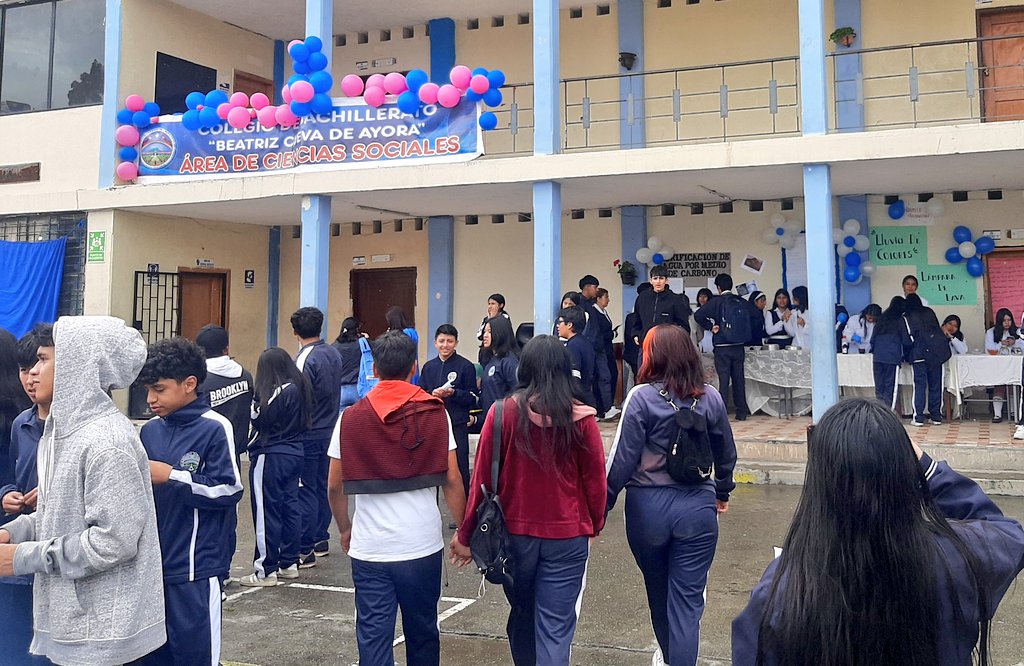 angie_bca's tweet photo. Conmemoramos con orgullo los 70 años de vida del Colegio"Beatriz Cueva de Ayora", un gran triunfo que refleja el compromiso de la comunidad educativa y la fomentación del desarrollo de saberes,valores y talentos ¡Feliz aniversario!
#SomosBeatriz #70bca #fiestasbca #loja #rrubis https://t.co/HwfOe9eZiW