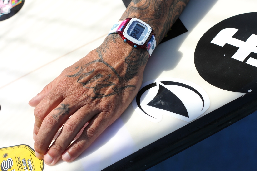 freestyle_watch's tweet photo. The Dusty Rose Shark Watch is your ultimate summer sidekick. Now just $49—limited stock, so don’t miss your chance to snag this wave-ready essential! 🏄♂️✨
#surftime #surflifestyle #surfingstyle #surfvibes #surfsup #holidays #holidaystyle #giftideas https://t.co/2PlfpHJvRE https://t.co/C1pD6hiipv