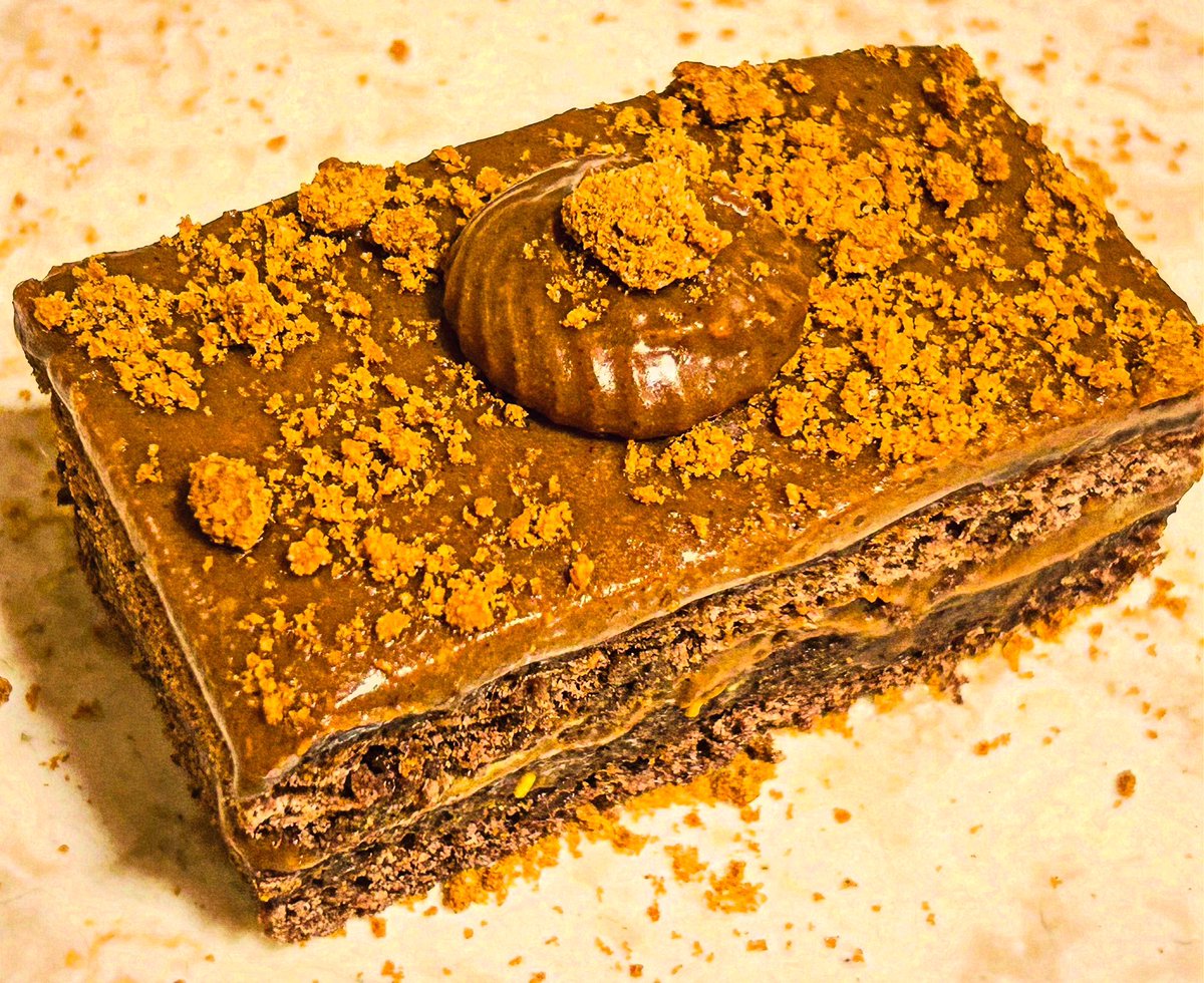 Manaminoo5's tweet photo. Chocolate Lotus Gateau https://t.co/WD7nsFiTGA
