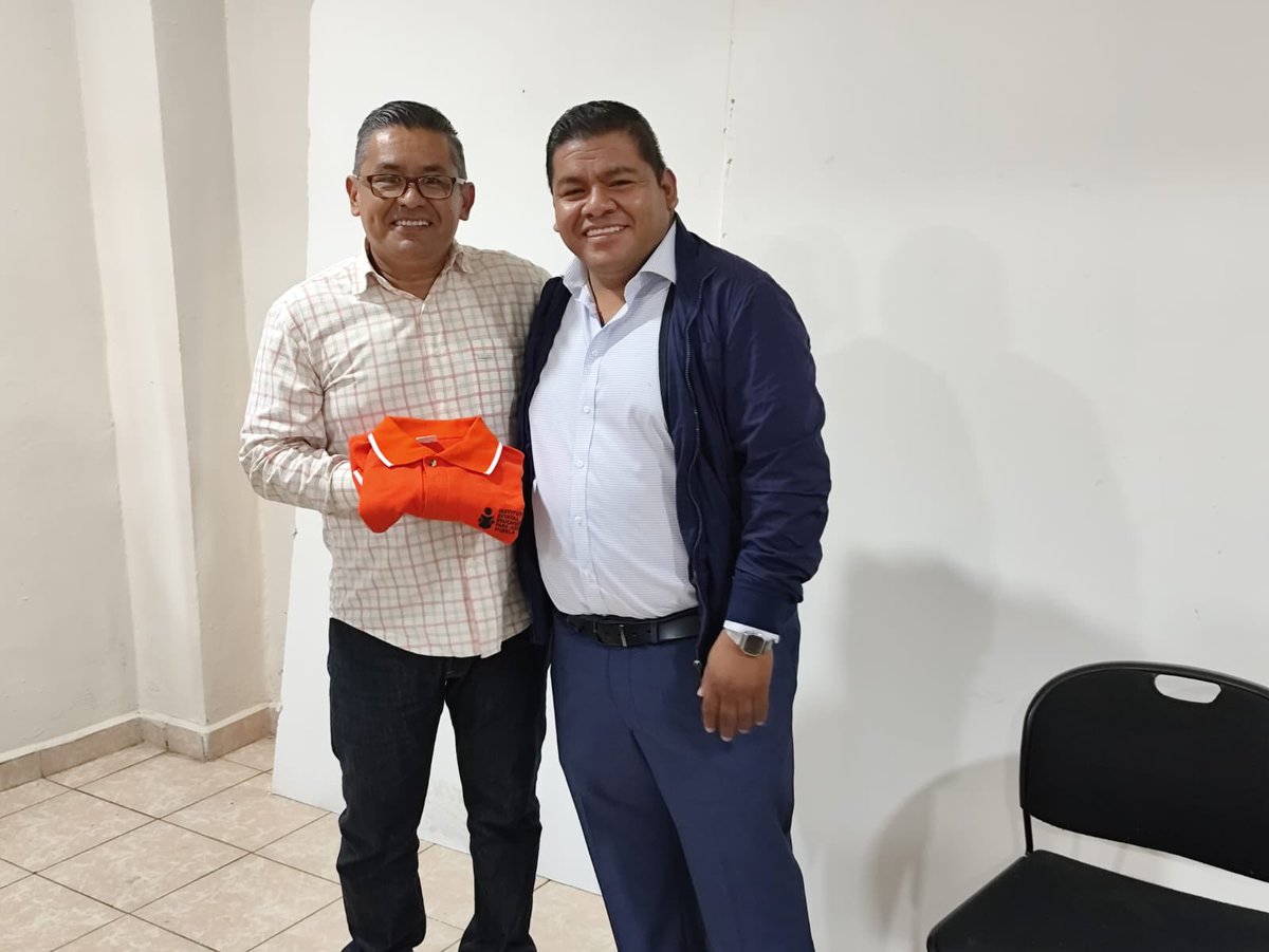 Ismael_ZarateG's tweet photo. Durante la visita a la Coordinación de Zona X, Huauchinango, supervisamos los avances en las actividades que esta sede realiza, además de entregar nuevos chalecos a su personal. https://t.co/n4jVqqASDT