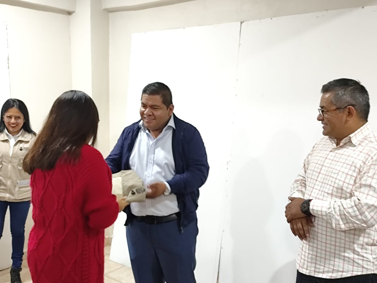 Ismael_ZarateG's tweet photo. ¡Prendas que representan la dedicación de quienes trabajan por un mejor futuro educativo en Puebla.
Agradezco al equipo de Huauchinango por su compromiso y entrega en la región. https://t.co/gPutAWyQoY