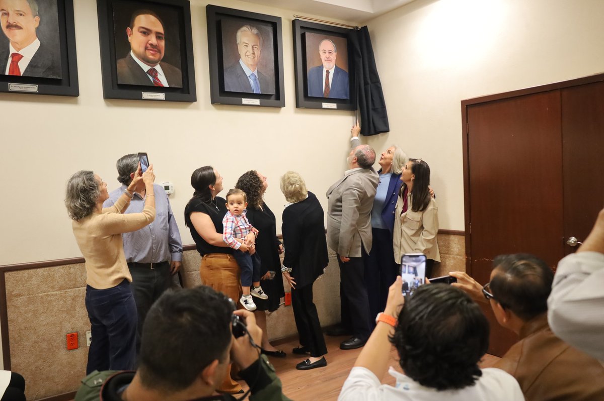 Desde las oficinas centrales de la Secretaría de Salud Jalisco, rendimos un merecido reconocimiento al Dr. Fernando Petersen Aranguren, Secretario de Salud, por su destacada labor al frente de la dependencia durante los últimos seis años. ✨