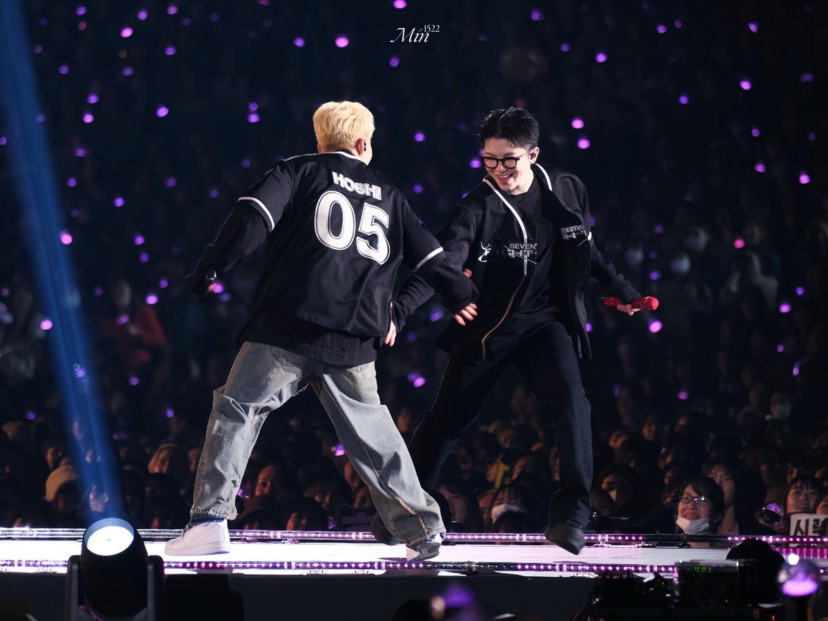 min_1522's tweet photo. 241205 RIGHT HERE WORLD TOUR IN TOKYO

지후니 기다리는 순영 너무 기여워
ʕ”̮ॽु⋆⁺₊⋆ ♡̷̷̷ 

#호시 #hoshi #ホシ #SEVENTEEN #호우
#우지 #WOOZI #ウジ #SEVENTEEN #세븐틴 https://t.co/9SFSwAoqBO