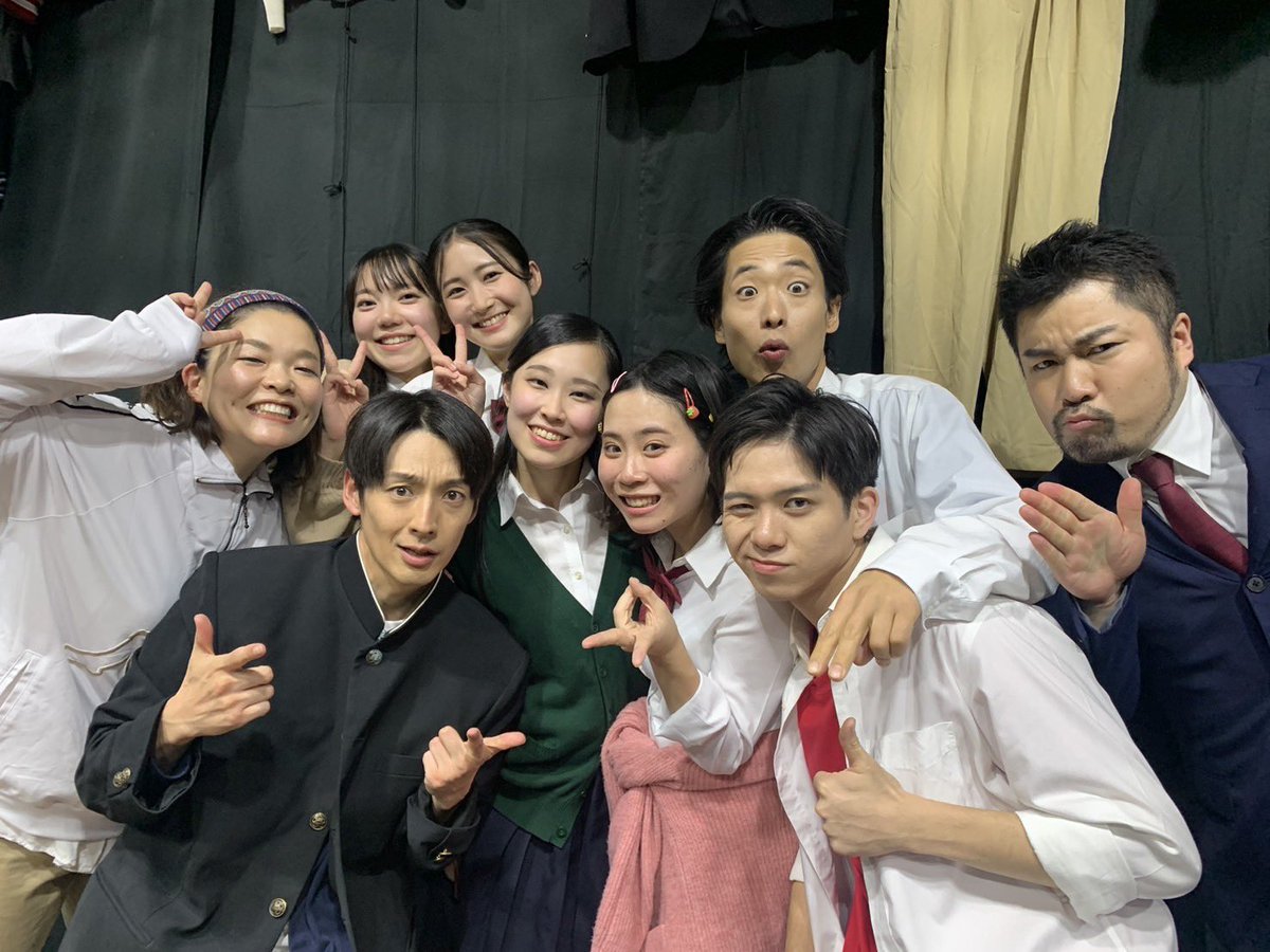 itogen13's tweet photo. #マハルコ組曲 学生の岩本👨‍🎓
学ラン着て学生を演じるなんて😳面白かった。クラスメイトと黒田先生📸ああっ！高倉が居ない💦たかくらーー！！棚瀬さーーん！！（3枚目センターのお方）
本役以外にもいろんな役を演じるマハルコ組曲の面白みの一つだったね🇵🇭🇯🇵 https://t.co/YZixWZUDQG