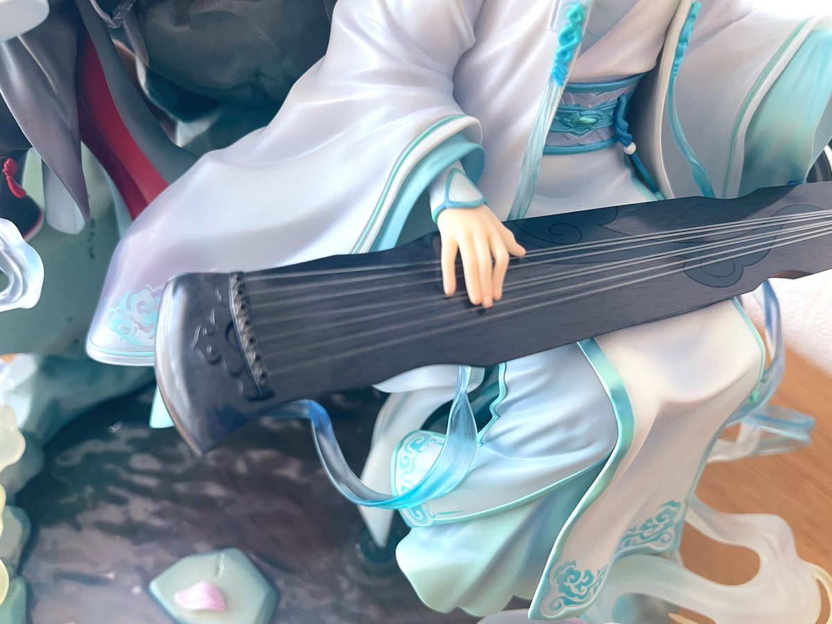 「先日やっと飾れる場所が出来たので忘羨フィギュア組み立てたんだけどどの角度から見て」|吟🐗のイラスト