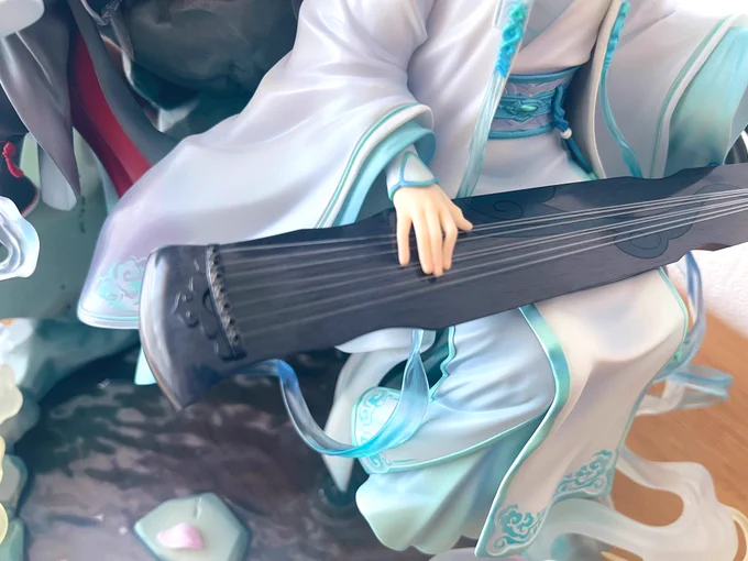 先日やっと飾れる場所が出来たので忘羨フィギュア組み立てたんだけどどの角度から見ても美しいし後ろも作り込まれてるし忘機琴の弦は張ってあるしヤバい…(語彙力消失) 